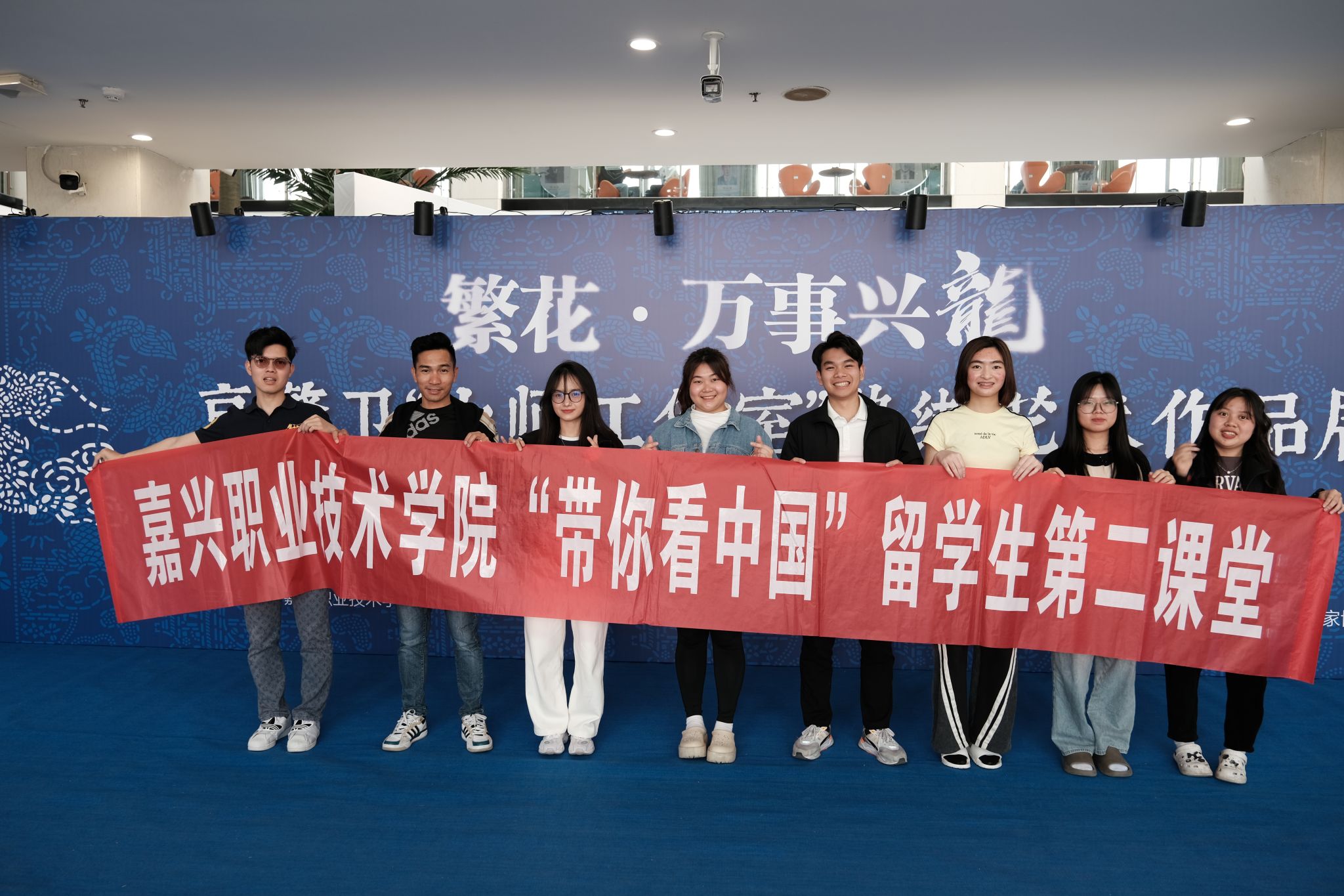 Vietnamese Students Experience Chinese Intangible Cultural Heritage Skills